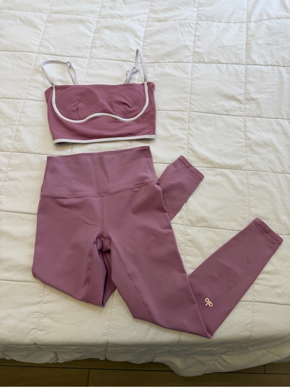 ALO Yoga Mauve Bra Top with White Trim & bottom